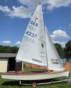 Sehr gepflegter GFK-Regatta-Pirat mit Holzdeck von Bootswerft Bergner&Fuchs und Harbeck Sliptrailer